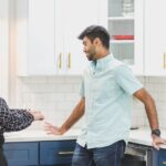 オーダーキッチンの高さを調整しながら設計している様子のイラスト