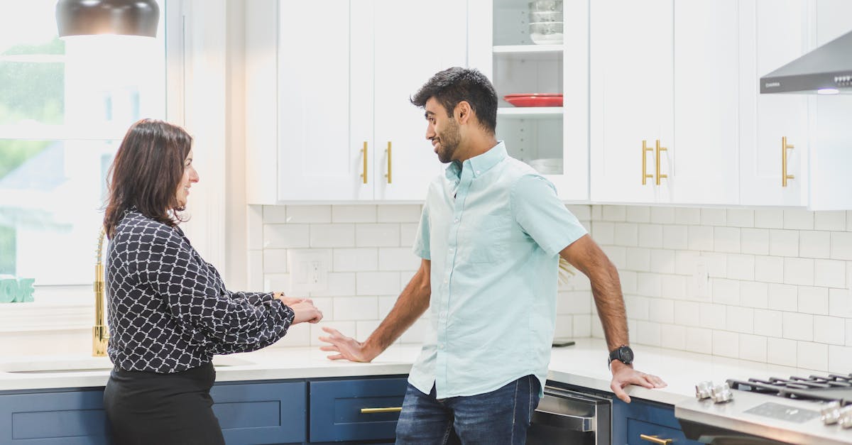 オーダーキッチンの高さを調整しながら設計している様子のイラスト