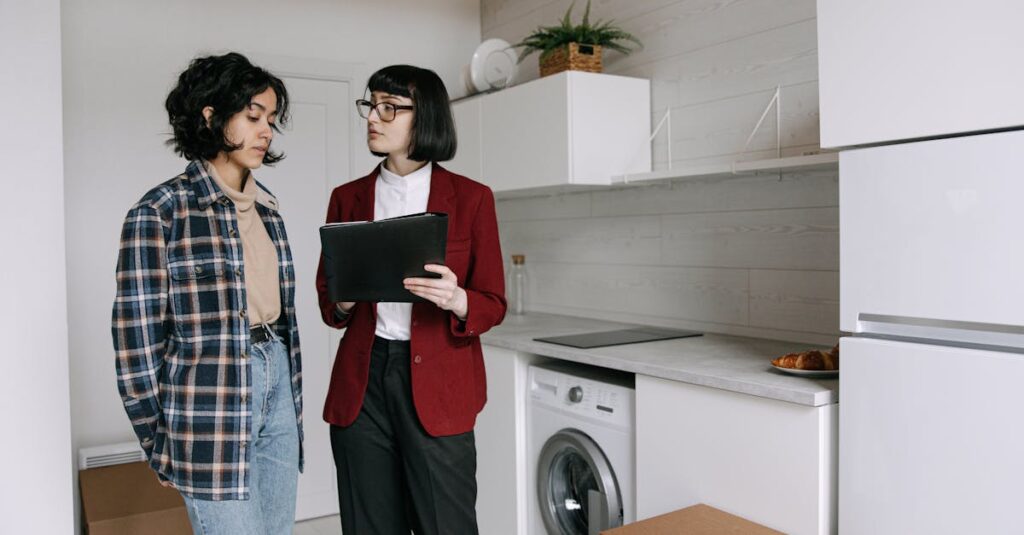 オーダーキッチンの高さを調整しながら設計している様子のイラスト